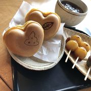 芦ノ湖畔で、かわいい縁結び焼きで一息