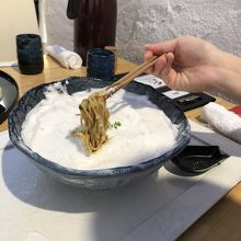 お蕎麦の上に自然薯の白いムースが引き詰められてます