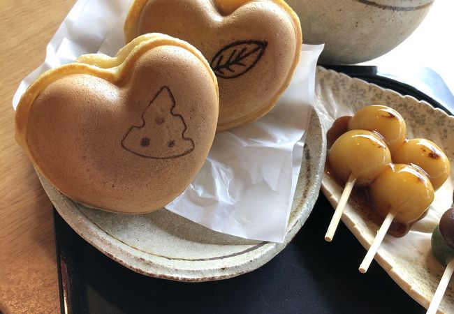 芦ノ湖畔で、かわいい縁結び焼きで一息