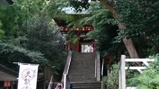 朱色の美しい門