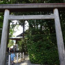 駐車場側の鳥居