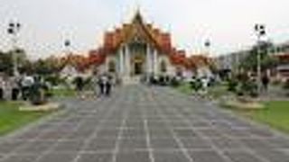 ステンドグラスが美しい大理石寺院