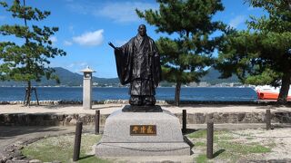 宮島桟橋近くにあります