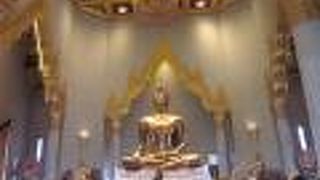 本堂の階段を登った先に座っています