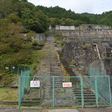 目の前階段状の建物が迫ってくる