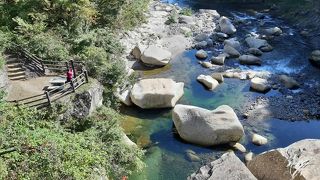 ここでは是非、自然歩道を歩いて峡谷を見下ろしてみましょう。