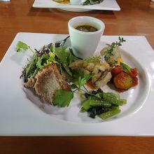 前菜。真ん中お料理が私はアナゴに変更されていました。