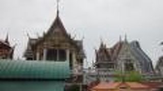 駅の目の前にある寺院