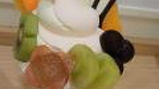 果樹園のカフェが駅ビル内にあります