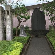 浅草寺本堂裏の慰霊碑