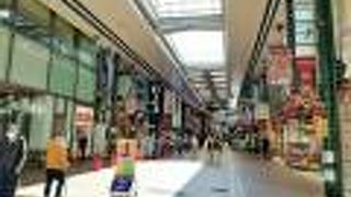 ドラッグストアが多いかな　銀柳街を通ってラ・チッタデッラへ