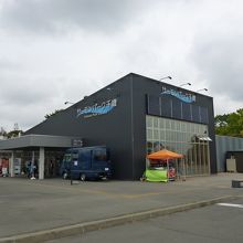 洒落た外観の道の駅です