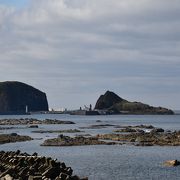 奇岩が連なる知床海岸