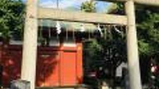 倉庫のような社殿