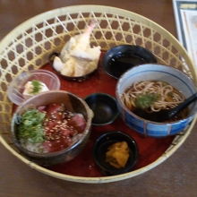 極楽ランチが復活しています。