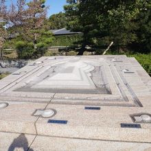 駅から遊歩道に入るとすぐに仁徳陵と陪冢の復元模型があります