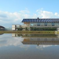 まさに水田の中に建っています