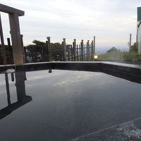 露天風呂　手前は薬草の湯