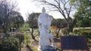 日本の都市公園100選に選ばれ、日本の歴史公園100選にも選ばれている仁徳天皇陵と履中天皇陵に挟まれた公園