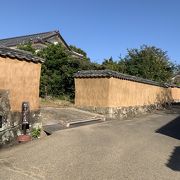 茶色の土壁が情緒あり