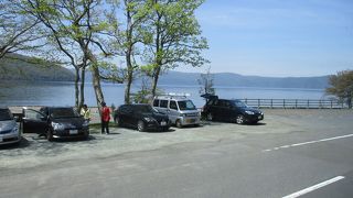 十和田湖は、最大水深は３２６.８ｍで日本の湖沼とし第３位、面積では１２番目です。