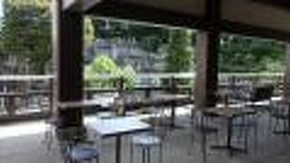 コロナ感染予防でカフェ営業は休業中だが、心が落ち着くオープンテラス。納骨堂工事も竣工間近