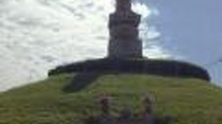 豊国神社への道沿いに有る塚です