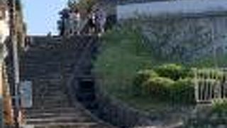 少し曲がりくねっています