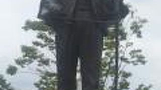 大分駅前に鎮座