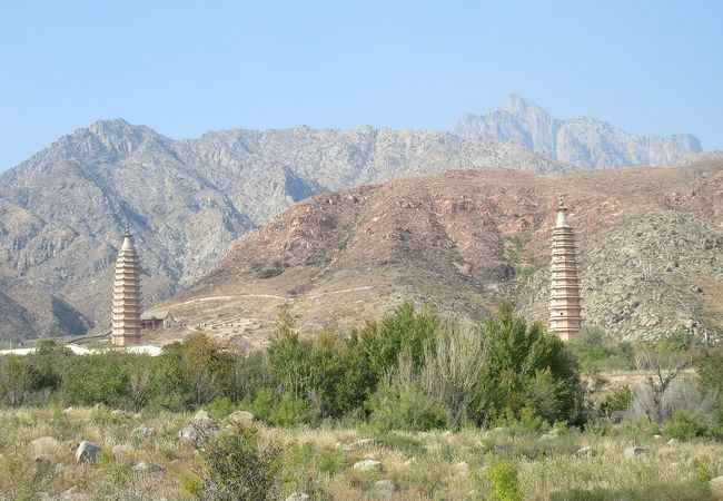 雄大な賀蘭山の山塊を背景に、2本の古塔がそびえていました。