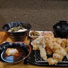 とり天定食とほろ酔いセット。