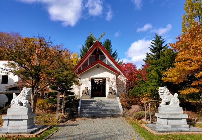宮丘公園に隣接する西野の市街地の見晴らしのよい神社