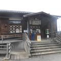 千綿駅：レトロ感満載の駅舎と海(大村湾)に面した旅情溢れる風景