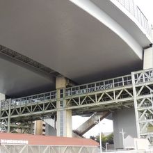 下から見上げた高速舞子バス停