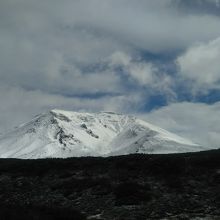 雪を抱いた旭岳