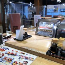 店内のカウンター席