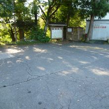 お堂隣の駐車場