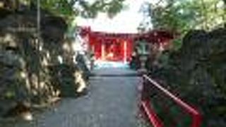 溶岩塚に建つ神社