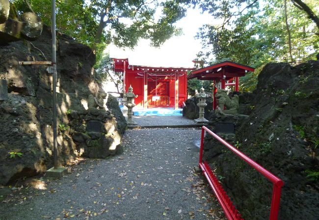 溶岩塚に建つ神社