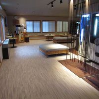 湯上がり処には自販機、無料の冷たいお茶があります。