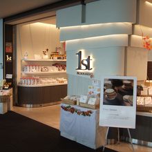 白を基調にしたおしゃれなお店です