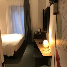 デスクは有りません。テレビ下かロビーを利用できます