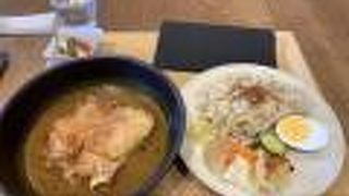 阪急洛西口駅の高架下。　オシャレなカフェでスープカレーを頂きました!