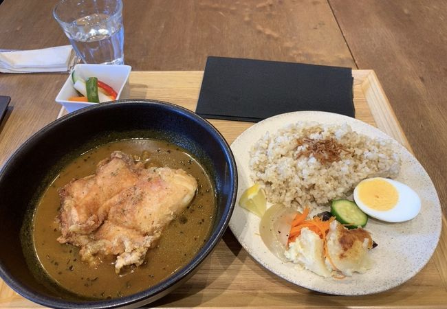 阪急洛西口駅の高架下。　オシャレなカフェでスープカレーを頂きました!
