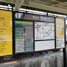 駅のホームには紙の時刻表はなかった