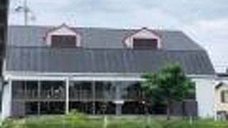 店舗の裏に牛舎がある