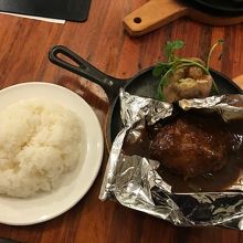ハンブルグステーキとライス大盛です。
