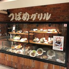 入口にあるショーウィンドウです。