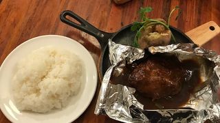 定番のおいしいハンバーグを食べています。