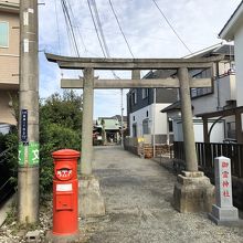 鳥居の遠く先に拝殿